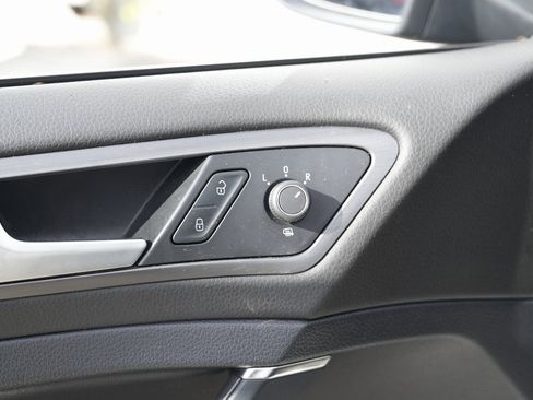 Used 2019 Volkswagen e-Golf SEL Premium image 26