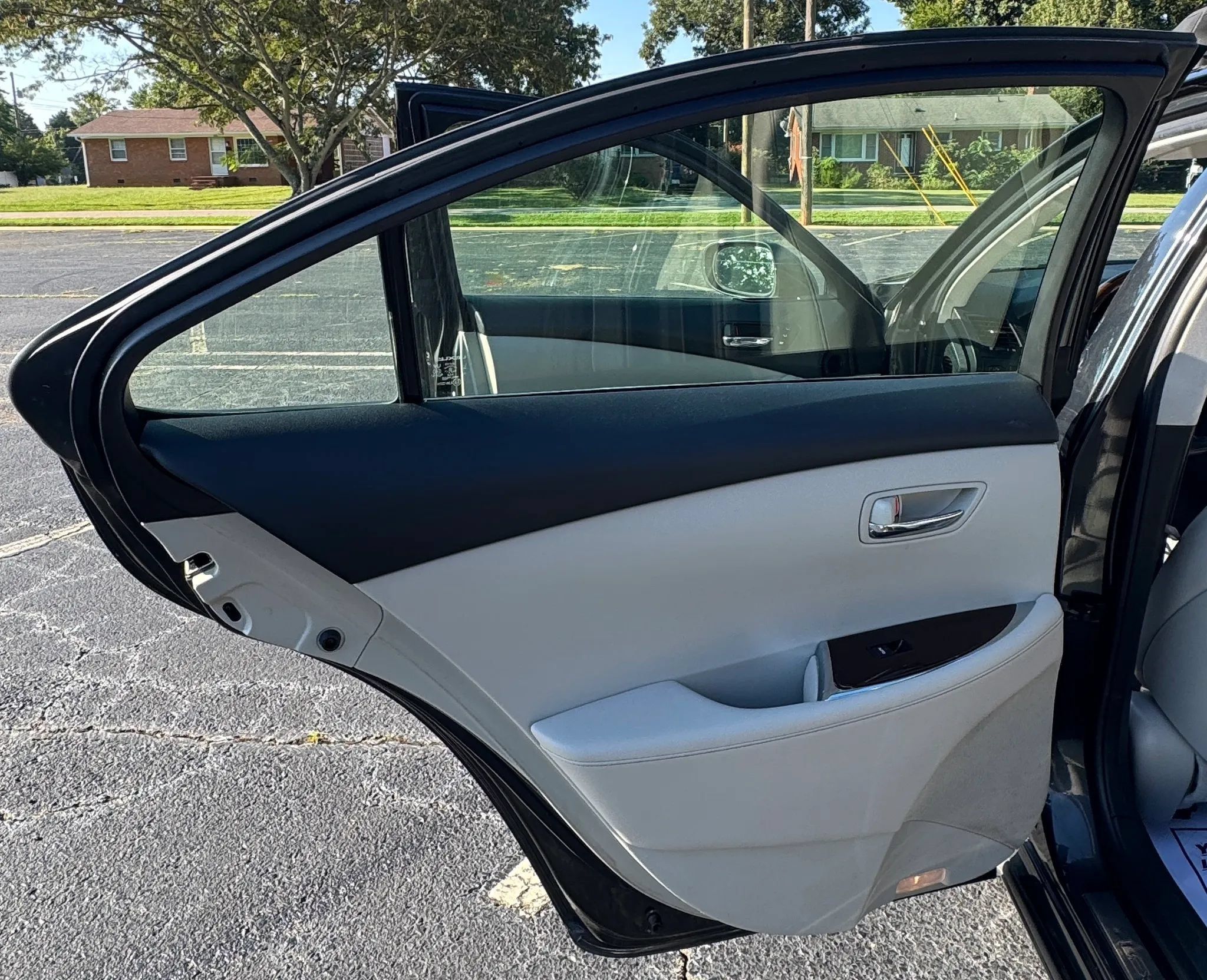 Used 2011 Lexus ES 350 w/ Preferred Accessory Package FWD image 18