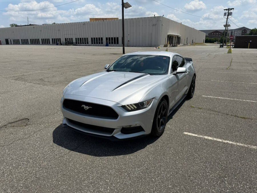 Used 2017 Ford Mustang Coupe RWD image 3
