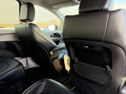 Used 2024 Chrysler Pacifica Touring-L image 14