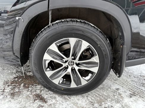 Certified 2022 Toyota Highlander XLE image 9