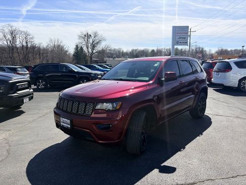 Used 2019 Jeep Grand Cherokee Altitude image 3