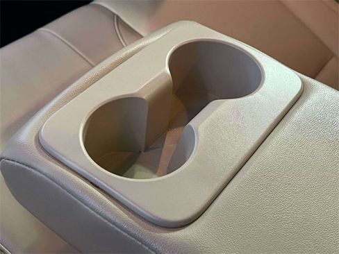 Used 2019 Toyota Highlander SE image 18