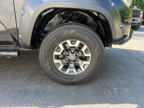 Used 2020 Toyota Tacoma TRD Off-Road w/ Technology Package AWD/4WD image 31