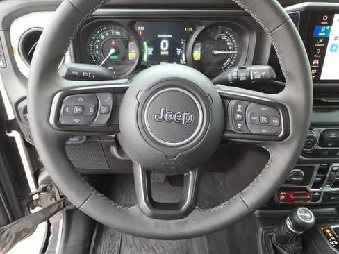 Used 2025 Jeep Wrangler Willys image 18