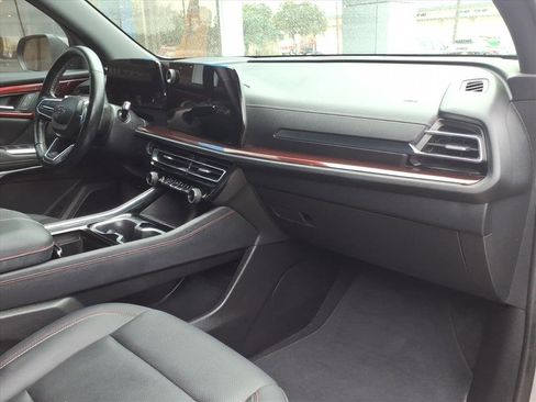 Used 2024 Chevrolet Traverse Z71 image 12