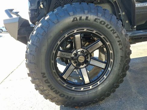 Used 2017 Jeep Wrangler Unlimited Rubicon image 4