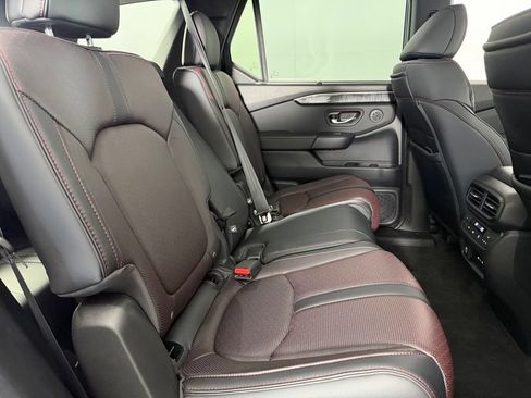 Used 2025 Honda Pilot Black Edition image 31