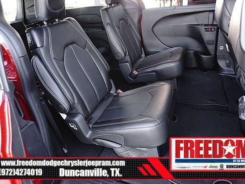 New 2026 Chrysler Pacifica Select image 17
