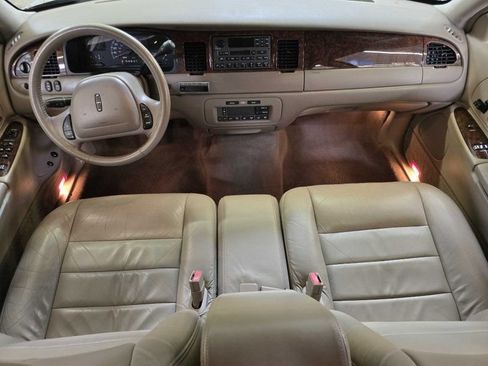 Used 2001 Lincoln Town Car Executive RWD image 4