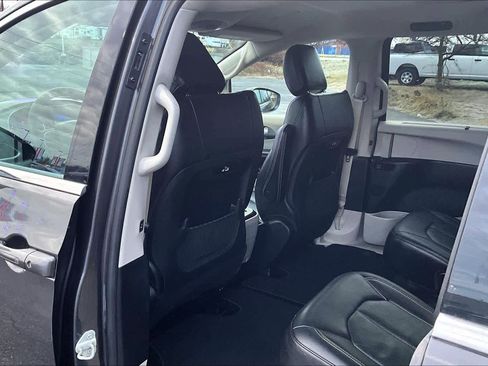 Used 2022 Chrysler Pacifica Touring-L image 12
