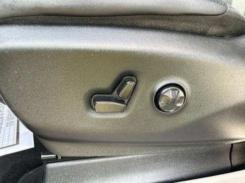 Used 2024 Chrysler Pacifica Limited FWD image 12