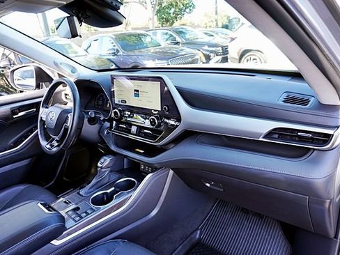 Used 2023 Toyota Highlander Platinum FWD image 10
