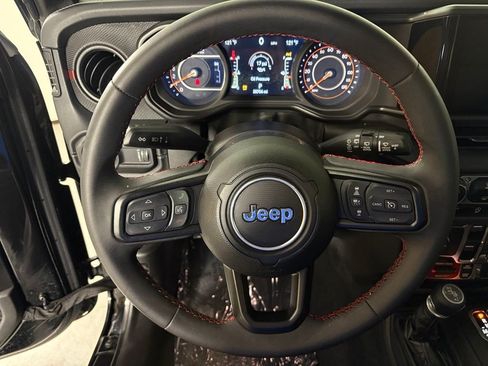 Used 2024 Jeep Wrangler Unlimited Rubicon w/ Technology Group AWD/4WD image 17