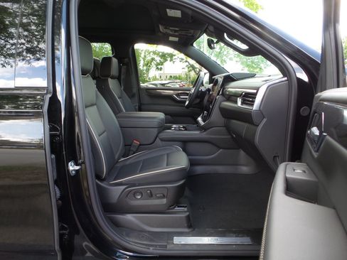 Used 2025 GMC Yukon Elevation w/ Elevation Premium Package AWD/4WD image 41