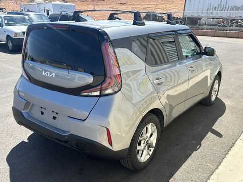 Used 2023 Kia Soul LX w/ LX Technology Package FWD image 3