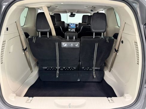 Used 2021 Chrysler Pacifica Touring-L FWD image 18