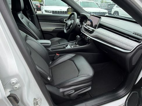 Used 2024 Jeep Compass Latitude AWD/4WD image 19