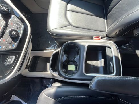 Used 2024 Chrysler Pacifica Touring-L FWD image 17