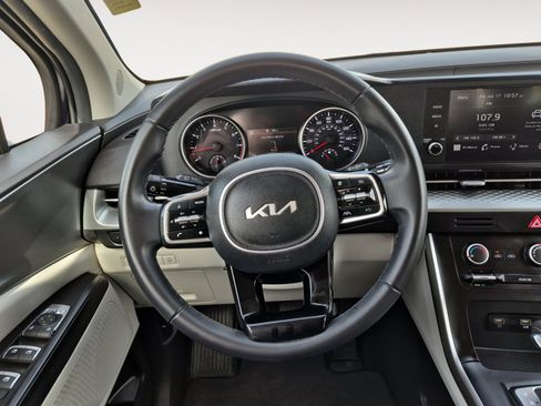 Used 2023 Kia Carnival LX FWD image 13