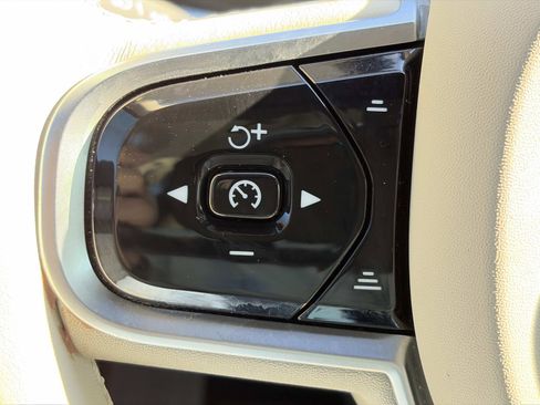 Certified 2023 Volvo XC60 B5 Plus w/ Climate Package image 23