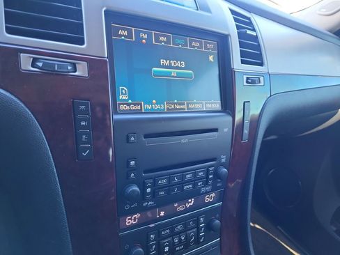 Used 2010 Cadillac Escalade Luxury image 19