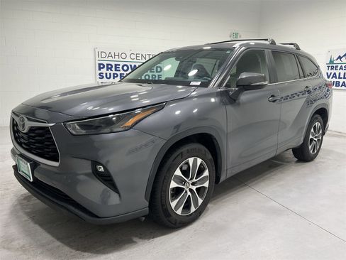 Used 2023 Toyota Highlander XLE image 4