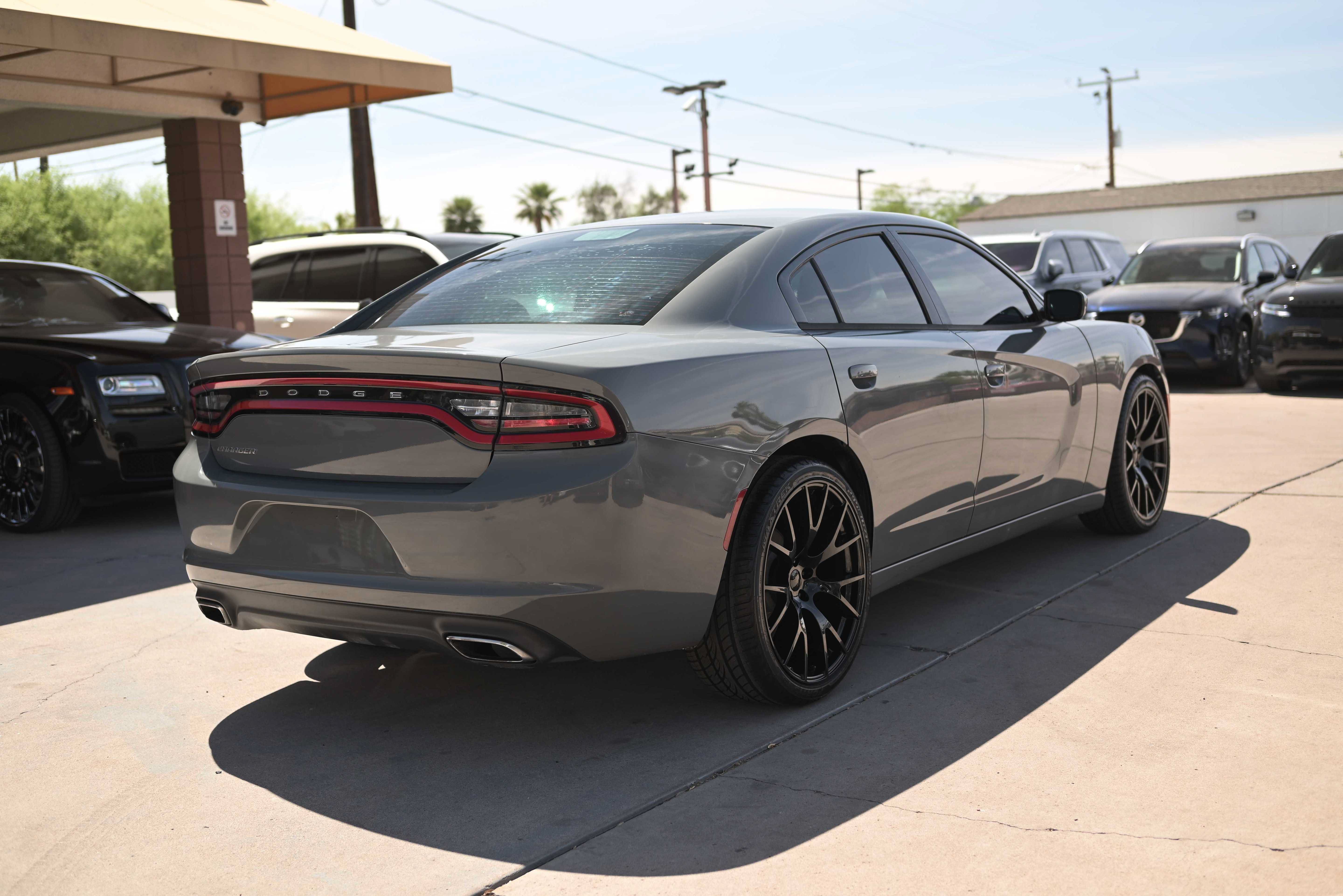 Used 2017 Dodge Charger SE RWD image 3