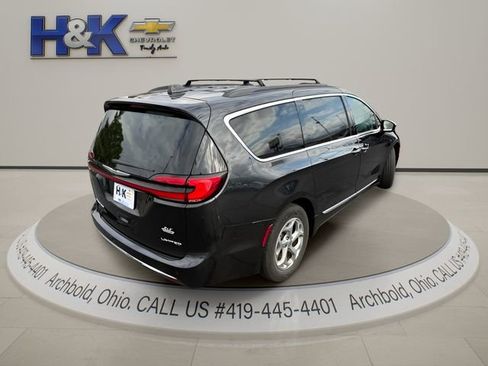Used 2023 Chrysler Pacifica Limited FWD image 9