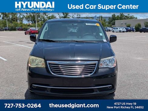 Used 2014 Chrysler Town & Country Touring FWD image 8