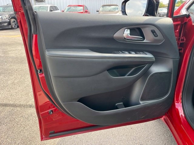 Used 2025 Chrysler Pacifica Select FWD image 18