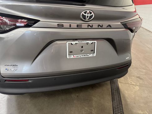Used 2026 Toyota Sienna XLE FWD image 25