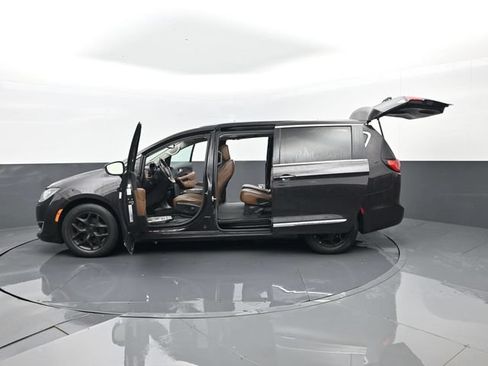 Used 2018 Chrysler Pacifica Limited FWD image 37