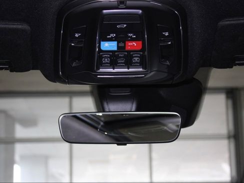 Certified 2025 Jeep Grand Cherokee Limited w/ Black Appearance Package image 18