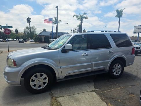 Used 2004 Lincoln Navigator Luxury AWD/4WD image 4