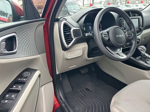 Used 2024 Kia Soul LX image 9