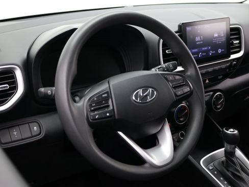 Used 2023 Hyundai Venue SE FWD image 8