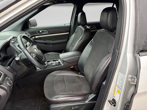 Used 2018 Ford Explorer XLT w/ XLT Appearance Package AWD/4WD image 21