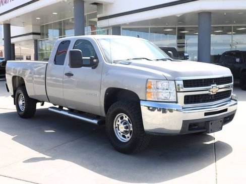 Used 2009 Chevrolet Silverado 2500 LT w/ Interior Plus Package AWD/4WD image 8
