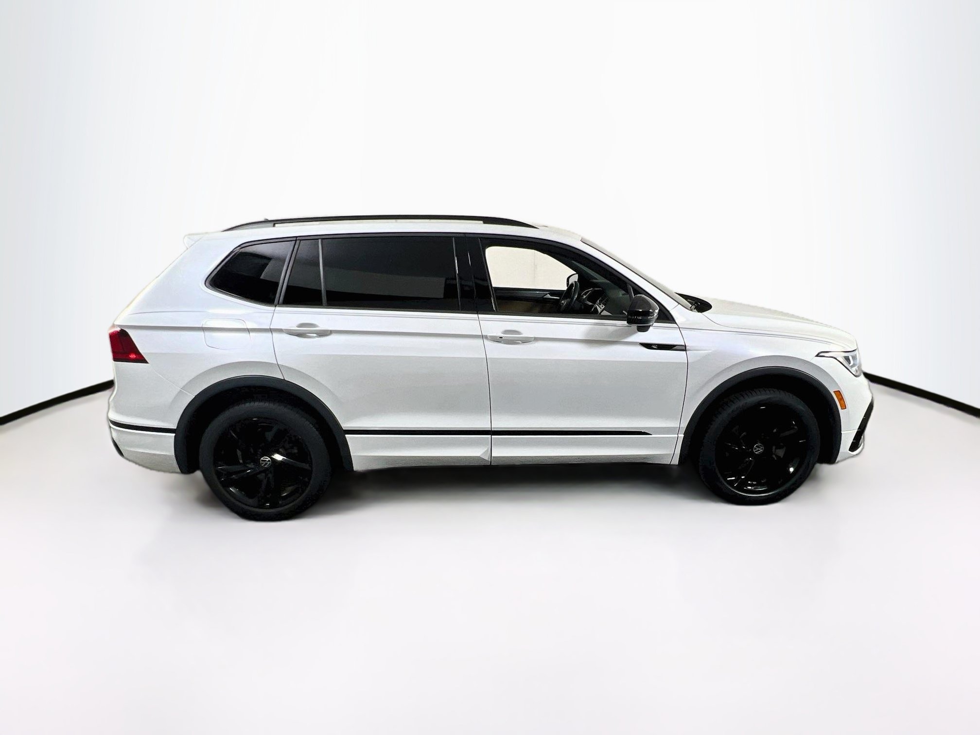 Used 2024 Volkswagen Tiguan SE R-Line AWD/4WD image 4