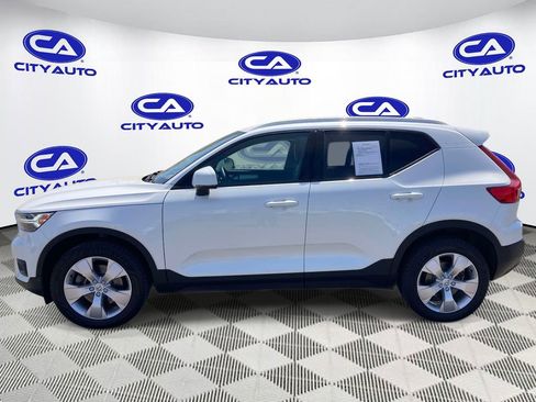 Used 2022 Volvo XC40 T5 Momentum image 6