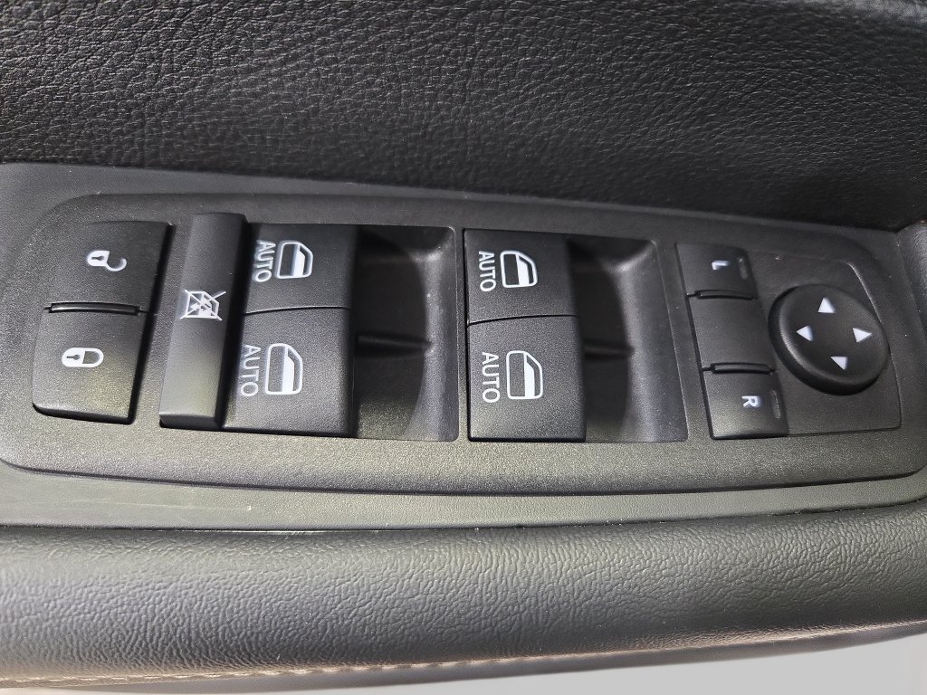 Used 2026 Chrysler Pacifica Select FWD image 33