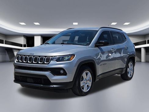 Used 2022 Jeep Compass Latitude FWD image 9