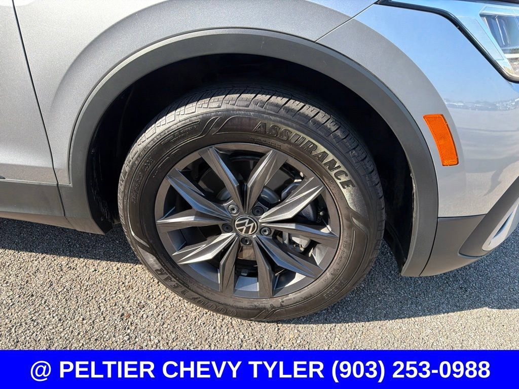 Used 2023 Volkswagen Tiguan SE w/ Panoramic Sunroof Package FWD image 4