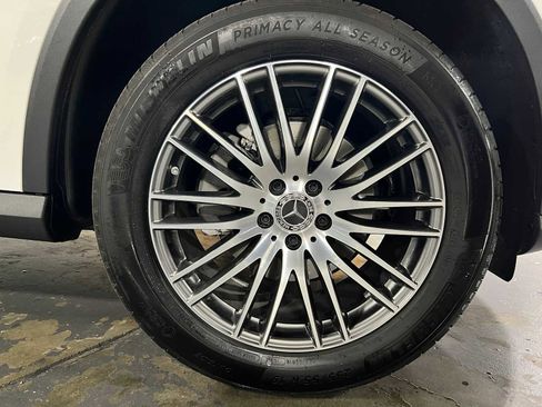 Used 2025 Mercedes-Benz GLC 300 4MATIC image 9