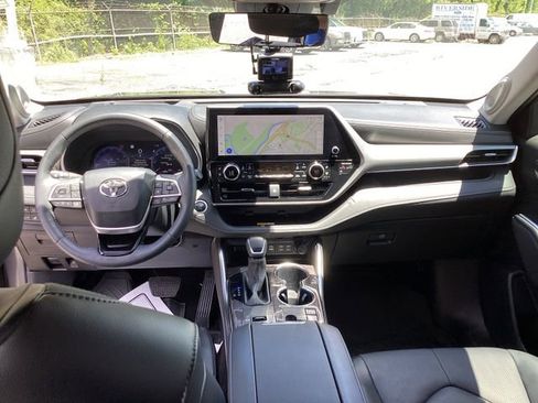 Used 2024 Toyota Highlander Platinum FWD image 19