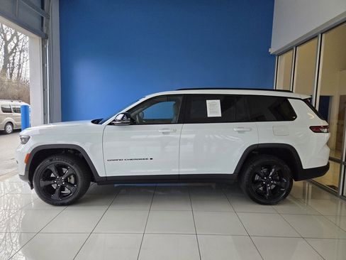 Used 2023 Jeep Grand Cherokee L Laredo image 4