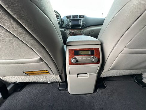 Used 2013 Toyota Highlander Limited AWD/4WD image 18