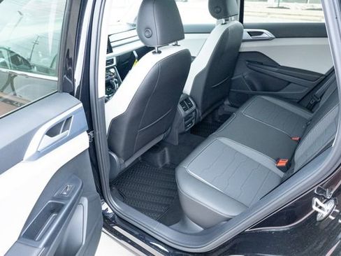 New 2026 Volkswagen Taos SE FWD image 29