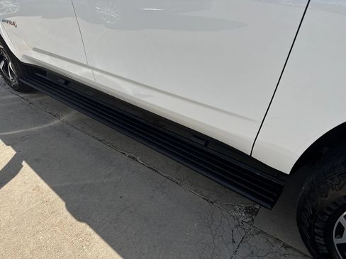 Certified 2025 GMC Yukon XL AT4 w/ AT4 Premium Package AWD/4WD image 10